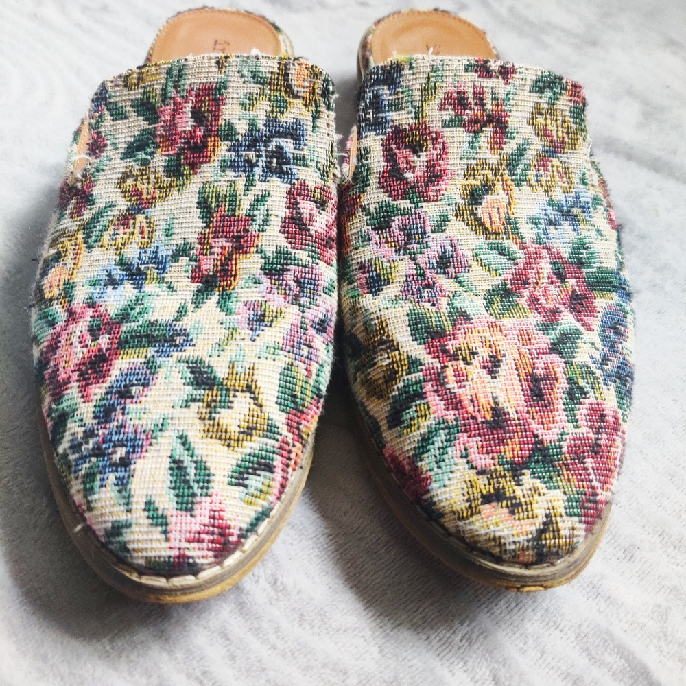 🍂SOLD🍂INDIGO RD Tapestry Floral Grandma Style Vegan Faux Leather Slip On Mules - Picture 2 of 7